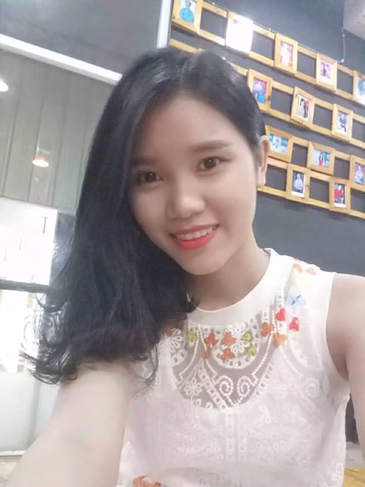 Bảo Sương đã dí dỏm trả lời MC Quyền Linh cả ba là "bầy em gái đi theo" của anh trai Thanh Phong. Làn da trắng sáng, các nét trên khuôn mặt của cô bạn khá hài hòa, thu hút ánh nhìn.