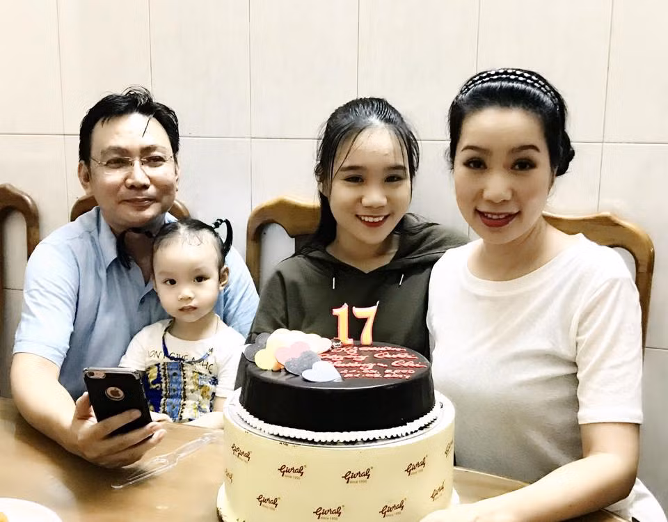 Cả hai bé đều thừa hưởng vẻ xinh đẹp, dịu dàng của mẹ.