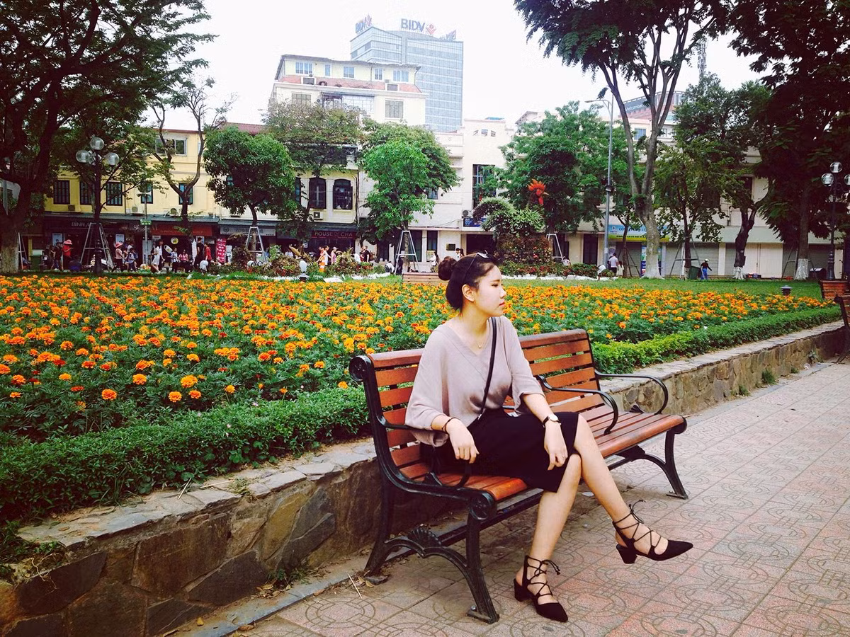 Cũng như bao cô gái trẻ khác, Nhật Linh cũng yêu thích du lịch và "nghiện" trà sữa.