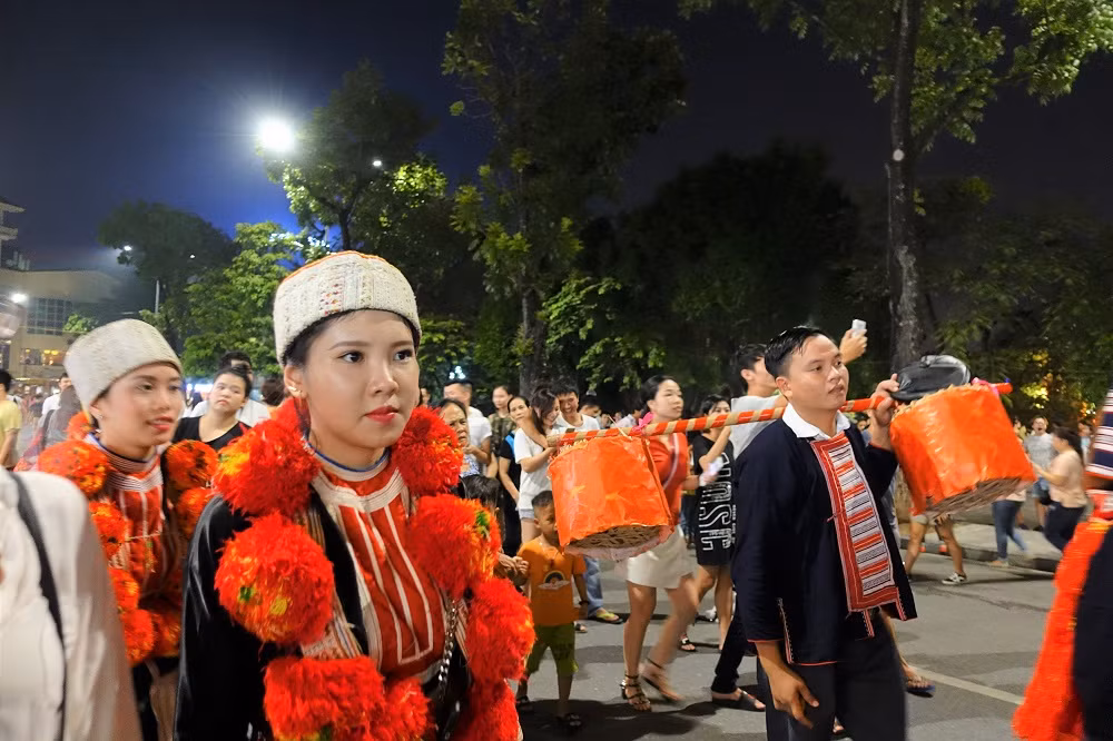 Cô gái Dao ấy là Đặng Nhật Linh (sinh năm 1988, tại Tuyên Quang). Nhật Linh chia sẻ, đây là chương trình của trung tâm văn hóa tỉnh Tuyên Quang, cô bạn tham gia và cùng đoàn xuống Hà Nội trong hai ngày.