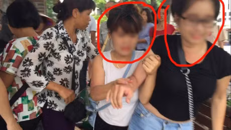 Theo Công an phường Tràng Tiền, hai cô gái bị người dân giữ lại nhà ở huyện Mỹ Đức, Hà Nội. Một trong hai cô gái bán tăm này trước đây từng bị bà Nậm bắt giữ và đưa lên công an phường.