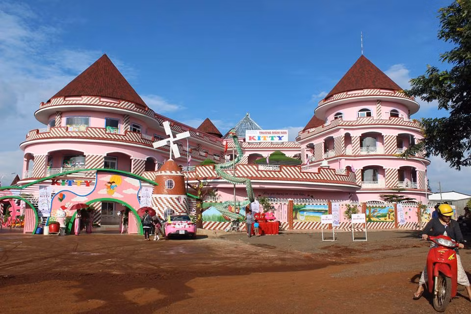 Qua tìm hiểu, trường mầm non Hello Kitty đang gây "bão" mạng ở thành phố Buôn Ma Thuột. Đây là một trường tư thục. Ảnh: FB Mầm non tư thục Hello Kitty