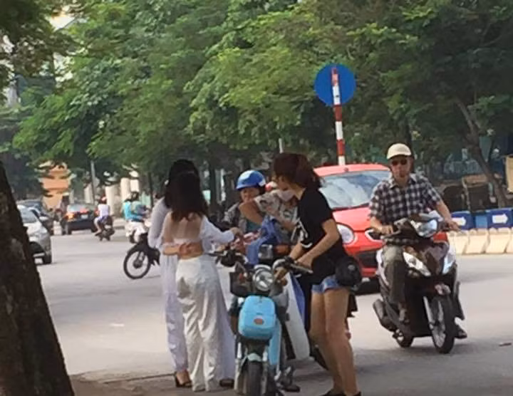 Do khoc do cuoi vi ao dai rach toac trong ngay khai giang