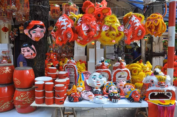 Hàng Mã (Hà Nội) những ngày này đã tràn ngập không khí Tết Trung thu. Cả con phố ngập tràn màu sắc của những món đồ chơi cổ truyền, đèn lồng, đèn ông sao... Ảnh: NLĐ