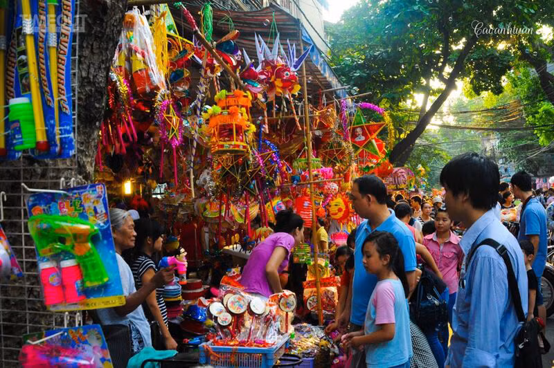 Đây là thời điểm mà bạn có thể cùng người thân, bè bạn tận hưởng không khí phố hàng mà không quá lo cảnh tắc đường, chen lấn. Ảnh: Caoanhtuan
