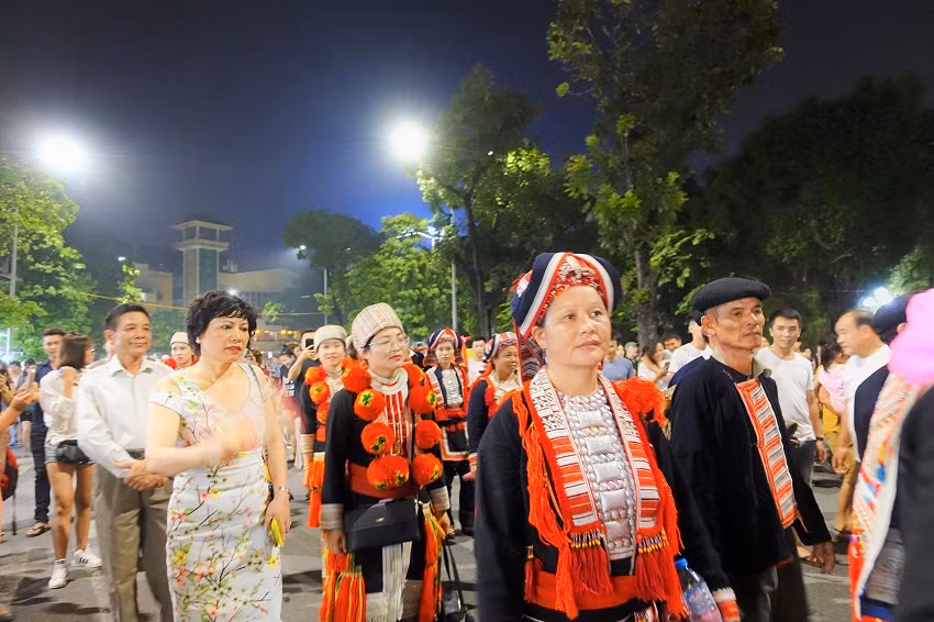 Một trong những nghi lễ đặc sắc còn được lưu truyền cho đến ngày nay là lễ cưới của người Dao đỏ. Dẫn đầu là đoàn nhạc lễ đi xin dâu là dàn âm thanh đặc trưng của người Dao gồm kèn, trống, chiêng... cùng hoà tấu những bài ca mừng đám cưới.