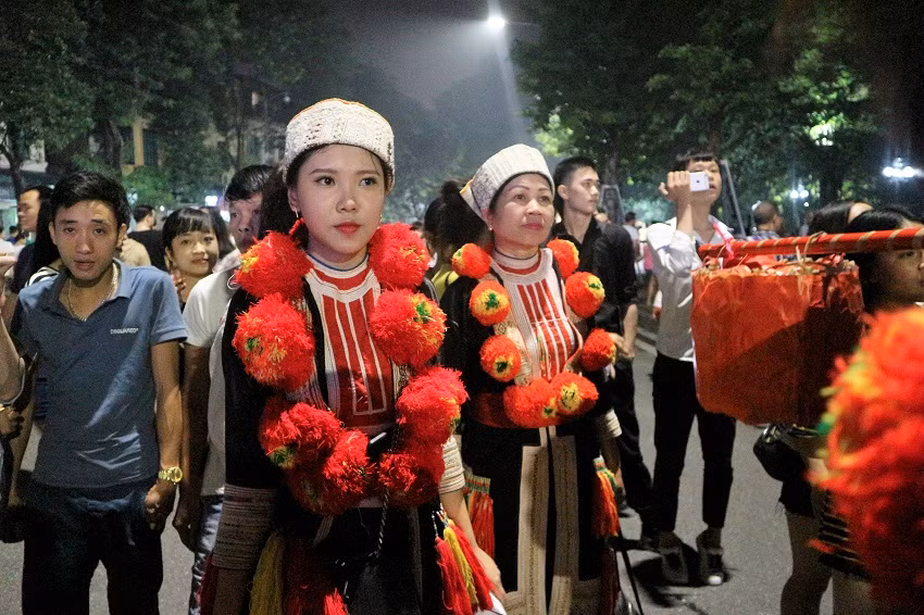Một phù dâu tên Linh (sinh năm 1988) trong trang phục người Dao khiến bao chàng trai ở phố đi bộ Hà Nội thổn thức, tìm mọi cách làm quen.