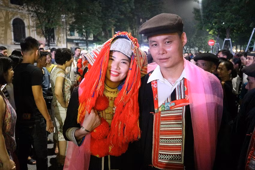Chú rể Phạm Văn sinh và cô dâu Đỗ Hồng Quý (người Tuyên Quang) là nhân vật chính của buổi lễ. Đôi vợ chồng được buộc dải khăn đỏ, tượng trưng cho sợi dây tơ hồng, nối kết hạnh phúc trăm năm bền chặt.