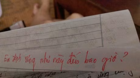 Với học trò lười, thầy giáo trẻ Nguyễn Việt Phương (sinh năm 1989) lại có những lời nhận xét "bá đạo" và đầy suy ngẫm cho các bài kiểm tra.