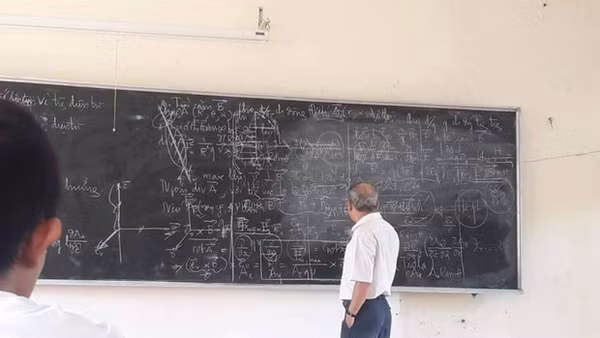 Nhận những "án phạt" từ thầy giáo, nhưng học trò lại nể phục, kính trọng và coi đó như kỷ niệm đáng nhớ của thời cắp sách tới trường. Đó là câu chuyện về cách "trị" trò lười từng gây xôn xao cộng đồng mạng tại trường Đại học bách khoa Đà Nẵng. Thầy Trần Đức Chính (hay được học trò đặt biệt danh là thầy Chính ghi chồng) "trị" tội lười lau bảng của học trò bằng cách viết bài giảng mới lên bảng cũ bẩn.