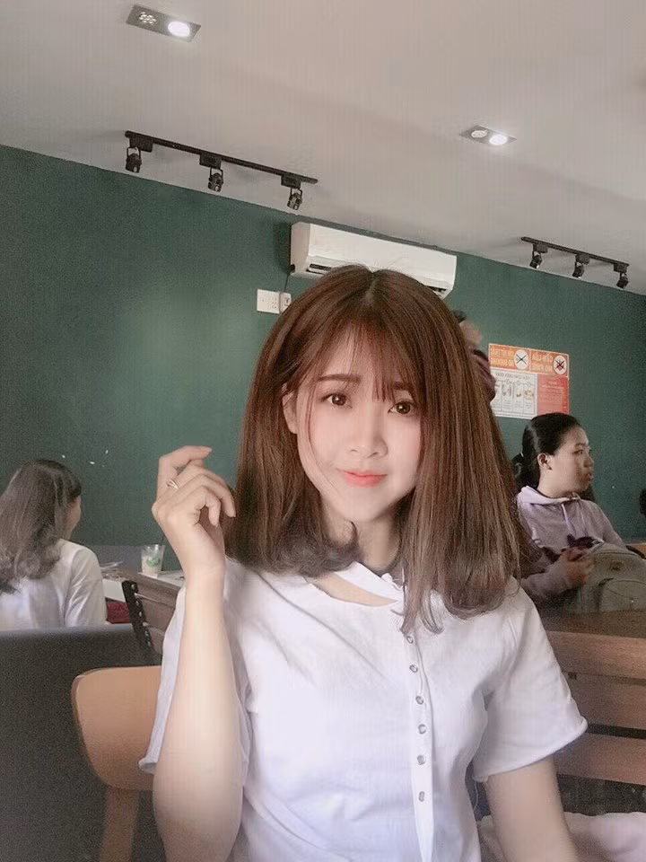 Theo tìm hiểu, cô giáo thực tập đang gây "bão" mạng là Trịnh Thị Thanh Tâm, 22 tuổi, sinh viên khoa Hóa, Đại học Đồng Nai.