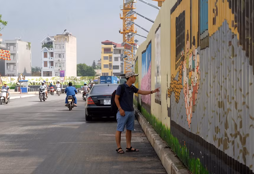 Khá nhiều người dân hiếu kỳ dừng lại ngắm các bức tranh.