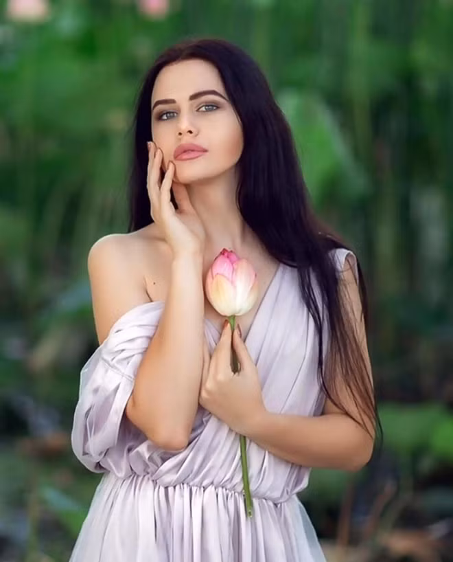 Sẽ chẳng có gì đáng bàn nếu loại hoa sen mà người mẫu 19 tuổi sử dụng là sen thường. Thay vào đó, Natalia lại quyết định chụp ảnh với loại sen hồng thuộc chi nelumbo. Đây được coi loại hoa sen quý hiếm ở Nga.