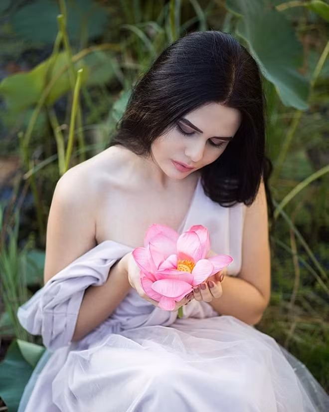 Bộ ảnh của cô được đánh giá rất đẹp và nghệ thuật. Tuy nhiên, vì tội dám hủy hoại loại sen quý, Natalia Gurova sẽ phải nộp phạt.
