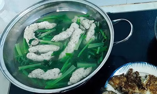 Khi chồng đảm vào bếp nội trợ bao giờ cũng được vợ và cư dân mạng dành tặng lời khen, ngưỡng mộ "chồng nhà người ta". Tuy nhiên, kịch bản màu hồng này không phải đều xảy đến với tất cả mọi người. Mới đây, một tài khoản Facebook đã đăng hình món canh cải cá thác lác do chồng nấu gây "bão" mạng với hàng nghìn lượt like và bình luận... vì món ăn quá "độc".
