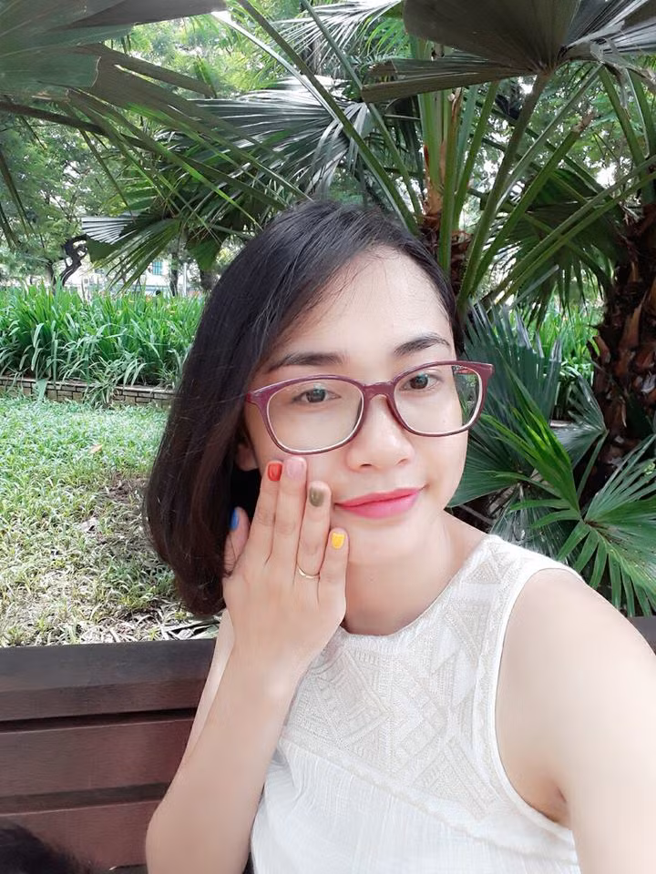 Trên Facebook cá nhân, cô gái 8X này thường xuyên chia sẻ hình ảnh với diện mạo tươi tắn, cực teen. Ảnh: FBNV