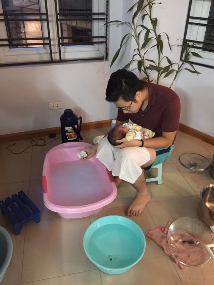 Thậm chí, có những soái ca có thể tắm cho con một cách ngon lành.