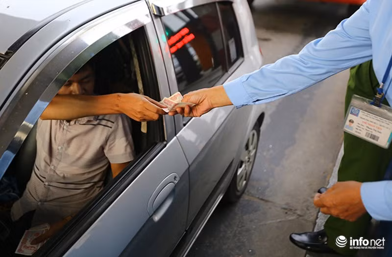 Đến khoảng 18h30, tiếp tục có thêm nhiều nhóm ra sử dụng tiền lẻ để mua vé. Một nhân viên bán vé tại đây cho biết, ngày hôm qua (5/9) còn có tình trạng nhúng tiền lẻ vào nước để gây khó khăn trong lúc kiểm đếm.