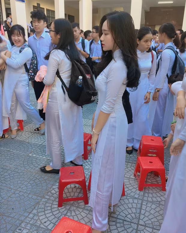 "Góc nghiêng thần thánh" tôn vẻ xinh xắn của cô nàng Phạm Châu Hồng Vân. Ảnh: (@hongvanchaupham