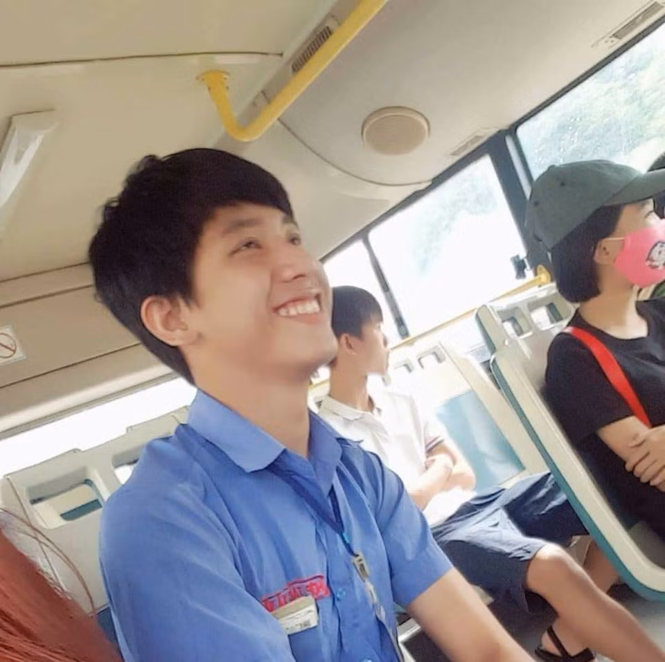 Bo doi phu - lai xe buyt dep trai lam chi em dien dao