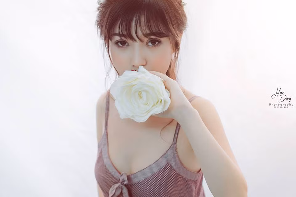 Nguyễn Châu Mỹ Mỹ tiết lộ, bức hình được chụp tại văn phòng nơi cô đang làm việc. Lý giải về trang phục của mình, Mỹ cho hay: "Trang phục hôm đó là do tính chất công việc nên mình mới mặc như vậy chứ ngày thường đi làm mình vẫn mặc trang phục đúng quy định của công ty".