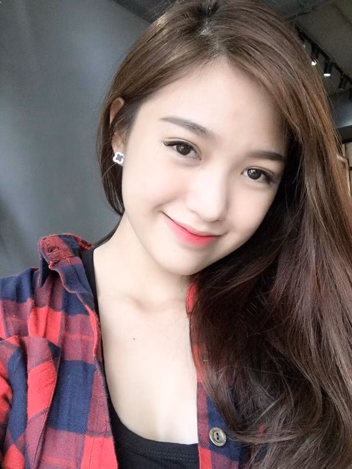 Mỹ Mỹ thu hút ánh nhìn nhờ làn da trắng và nụ cười duyên dáng.