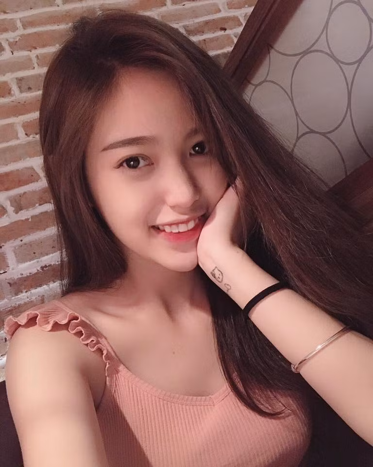 Nhan sắc hút hồn của hot girl xinh đẹp.