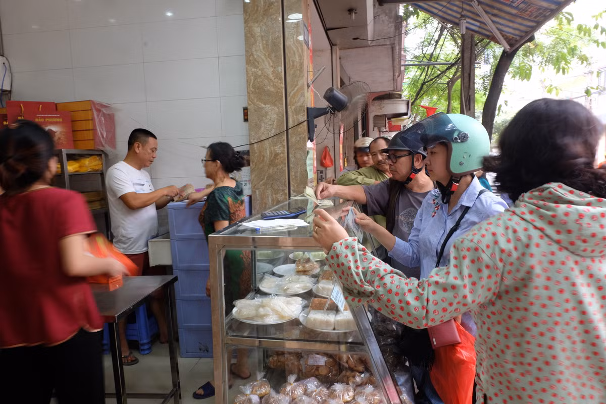 Bác Hồ Minh Nga (56 tuổi, Đội Cấn, HN) cho hay: "Năm ngoái tôi phải thuê người xếp hàng mua hoouj vì không đứng chờ lâu được. Năm nay quá bất ngờ vì vắng vẻ như thế này".
