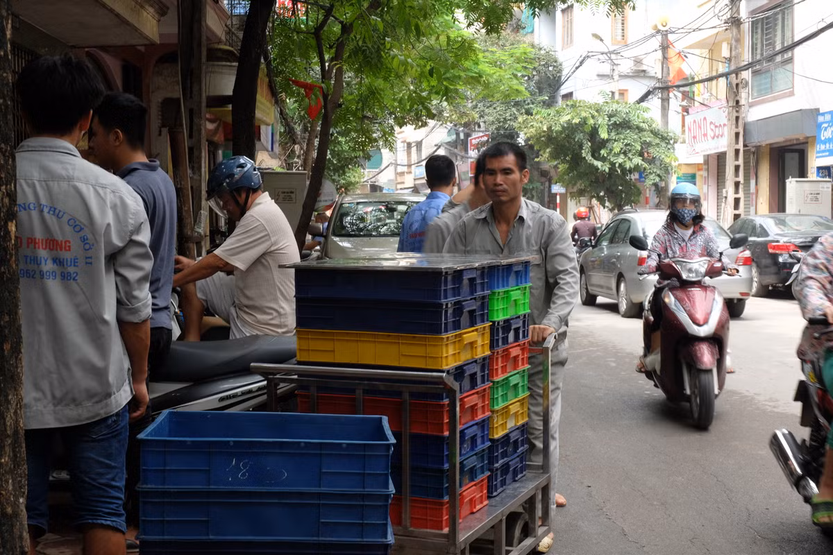 Cũng theo chia sẻ của người phụ nữ trung tuổi này thì chủ cửa hàng Bảo Phương có tiết lộ năm nay đã tăng lượng bột làm bánh lên gấp đôi vì dự đoán doanh số cao hơn năm ngoái. Thậm chí, chủ của Bảo Phương còn thuê thêm địa điểm để làm bánh.