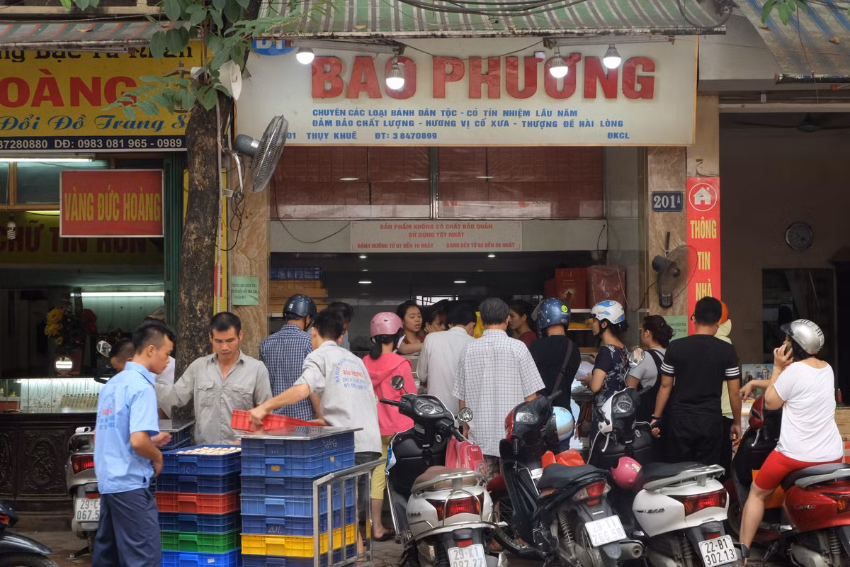 Tại thời điểm khảo sát, đông nhất thì Bảo Phương chỉ đón nhận khoảng 10 khách mua cùng lúc. Mọi năm, con số này sẽ phải gấp 3-4 lần.