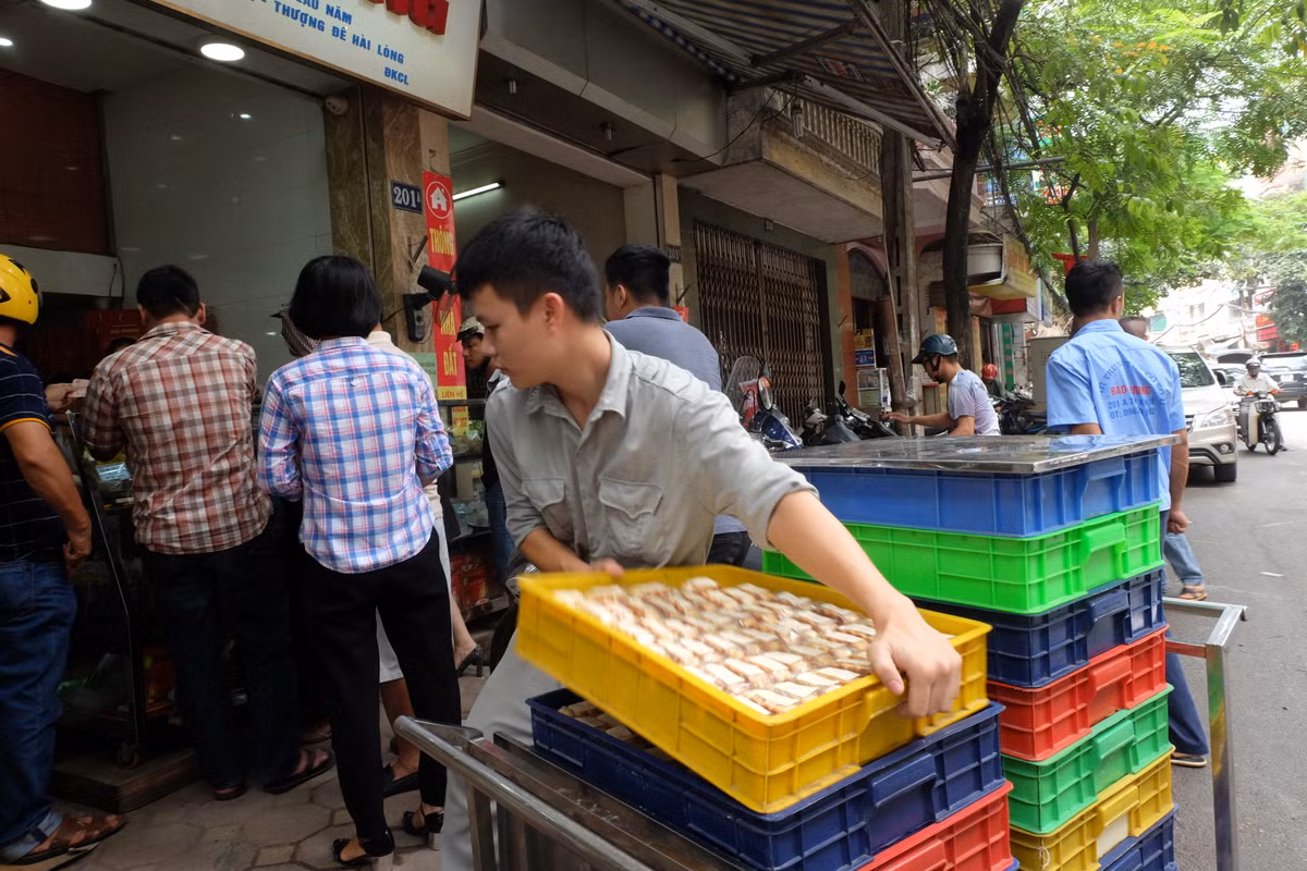 Sắp đến ngày Trung thu nên lượng khách của cửa hàng bánh trung thu được mệnh danh "hot" nhất nhì Hà Nội sụt giảm là điều khiến nhiều người ngạc nhiên.
