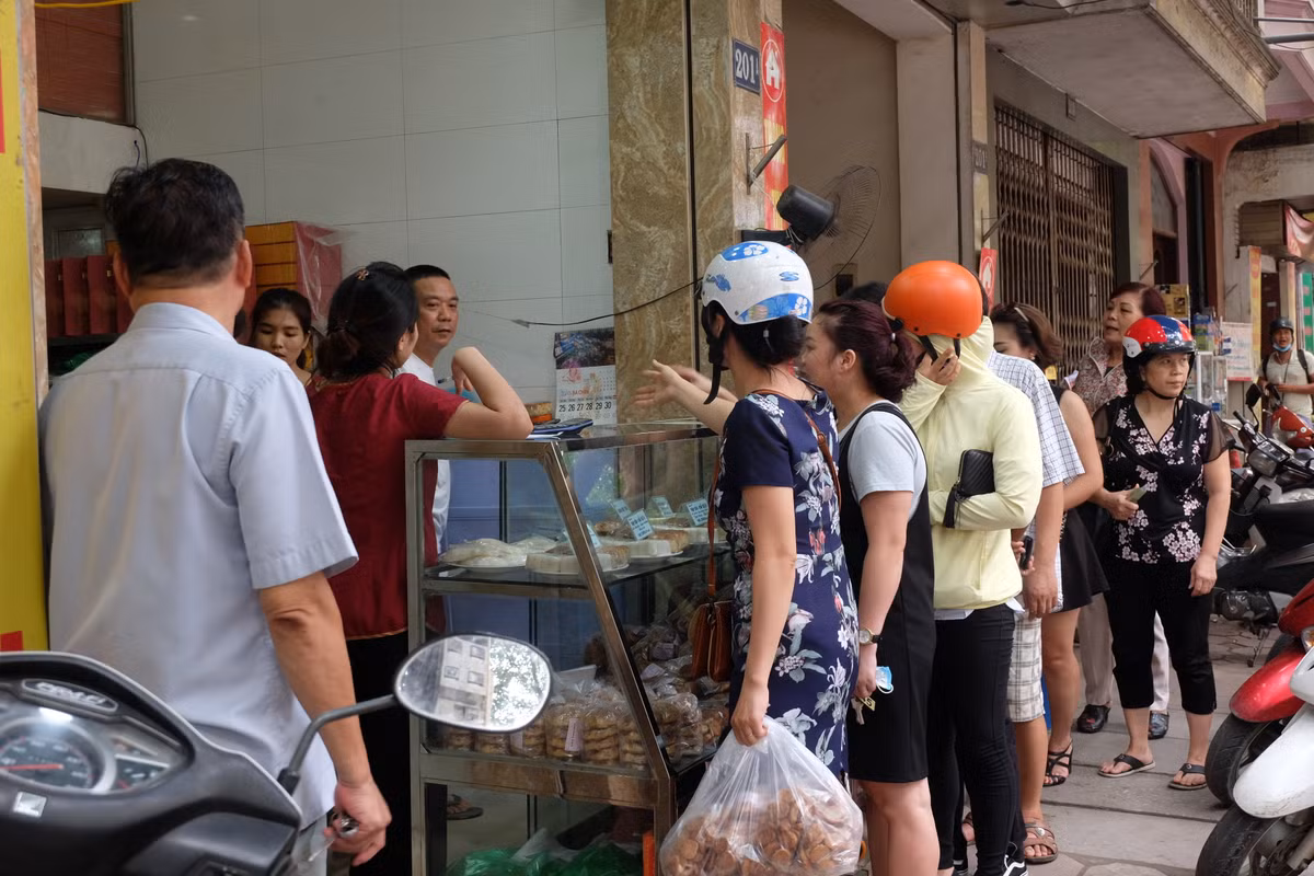 Khi được hỏi nguyên nhân Bảo Phương vắng khách, nhân viên ở đây từ chối trả lời. Tuy nhiên, có người cho rằng, khách hàng vẫn có tâm lý chờ đợi đến sát ngày rằm mới mua, nên thời điểm này vẫn chưa thể nói trước điều gì.