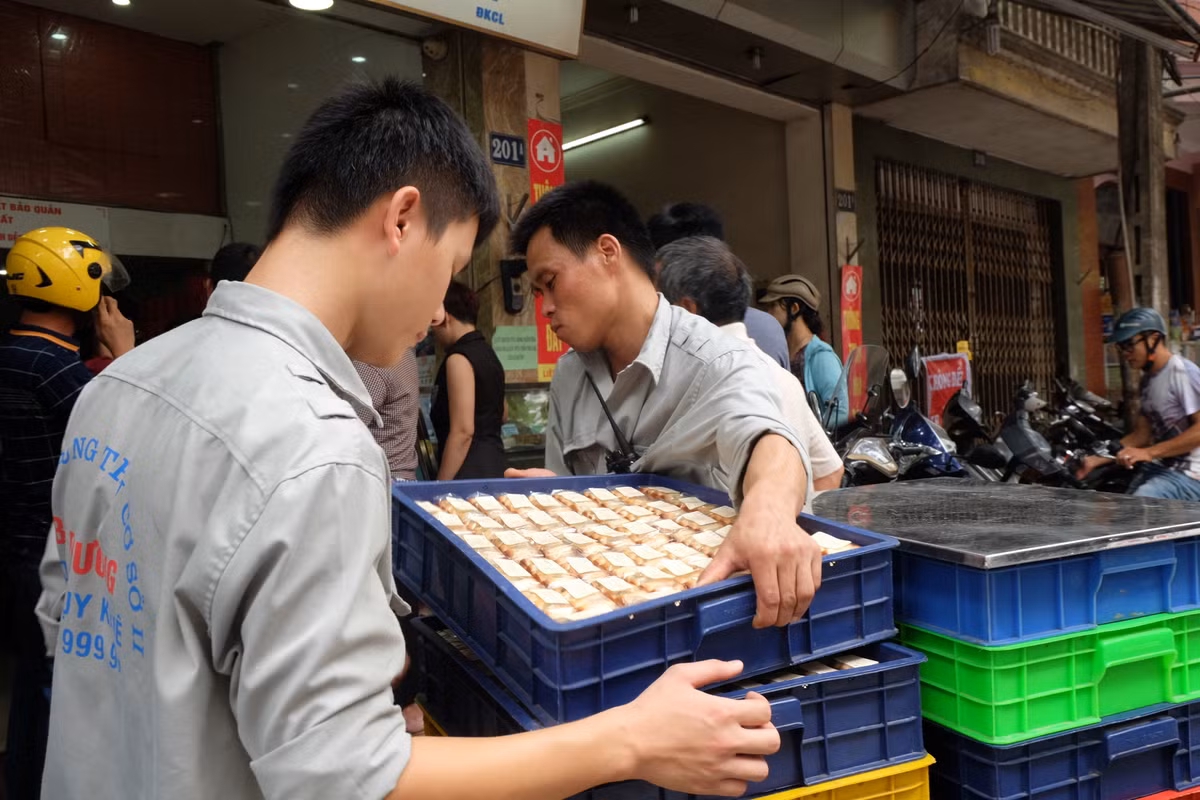 Theo bà H. (một người dân sống gần cửa hàng Bảo Phương): "Sống gần đây nên khách ra vào thế nào tôi cũng có thể nắm qua sơ sơ. Đúng là năm nay khách Bảo Phương ít hơn hẳn. Mọi năm đến tầm này là xếp hàng dài rồi nhưng năm nay thì chưa".