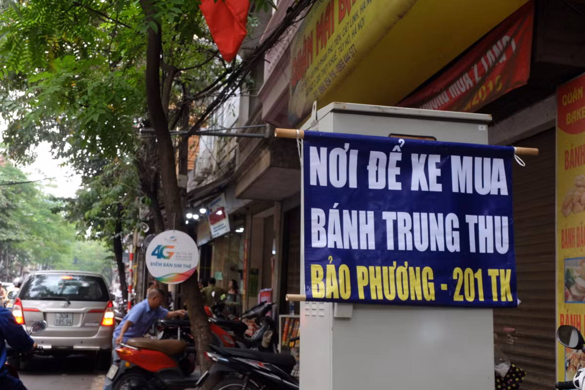 Ngoài ra, ông chủ Bảo Phương cũng thuê thêm địa điểm để trông giữ xe. Tuy nhiên, theo ghi nhận của phóng viên thì với lượng khách hiện không hề quá tải, Bảo Phương ít phải đưa xe của khách sang điểm trông mới.
