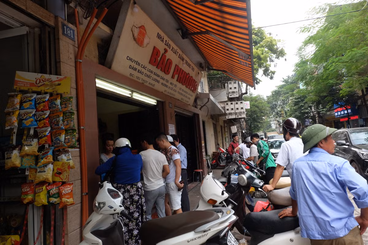 Chị Thái Minh (32 tuổi, nhà ở Hoàng Hoa Thám, Hà Nội) tỏ ra bất ngờ khi đi mua bánh Bảo Phương lại nhanh như vậy. "Mọi năm tầm này, khách xếp hàng ít nhất 20 - 30 phút, thậm chí cả tiếng mới mua được", chị Minh chia sẻ. Theo chị Minh, mới chỉ năm ngoái thôi, ba lần ra chị đều không mua được bánh vì dòng người xếp hàng mua quá đông hoặc cửa hàng hết bánh bán.