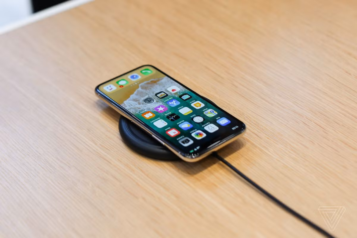 Trên các diễn đàn, trang mạng Việt, chủ đề liên quan đến những "trái táo mới" iPhone 8, iPhone X, iPhone 8 Plus nóng ran. Nhiều ý kiến cho rằng, bên cạnh sự hòa nhập tích cực vào thế giới công nghệ cao của những người sáng tạo, giới trẻ Việt còn có một bộ phận không nhỏ những đua đòi, chỉ biết chạy theo công nghệ cao một cách mù quáng. Ảnh: Theverge.