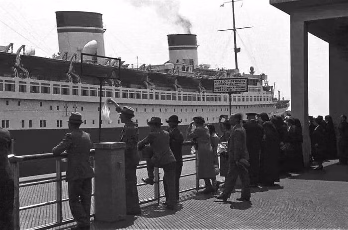 Tàu SS Rex khi rời cảng Genoa, Italy, vào năm 1937.