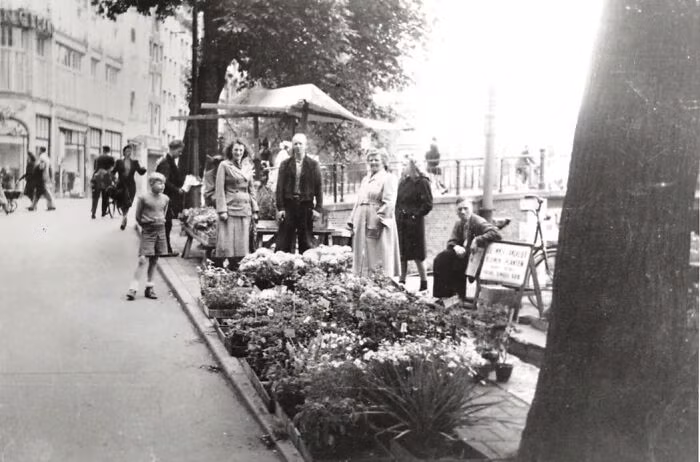 Chợ hoa ở Amsterdam, Hà Lan, năm 1940.
