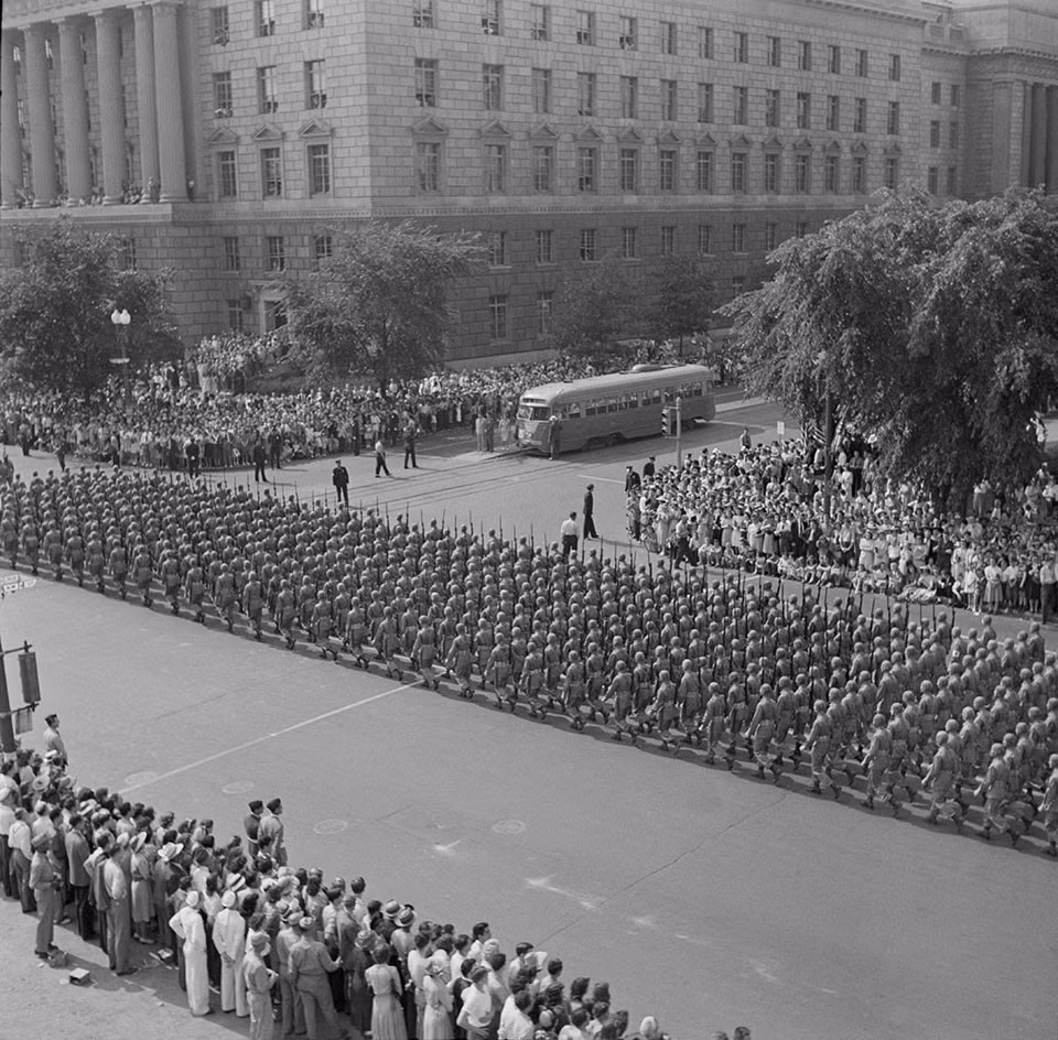 Cuộc diễu binh quy mô lớn với sự tham gia của các đơn vị quân đội ở Washington nhân Ngày Tưởng niệm vào tháng 5/1942. Ảnh: Zuma.