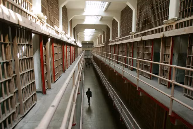 Khu nhà giam chính trên đảo Alcatraz trong bức ảnh chụp ngày 14/6/2007. Alcatraz ban đầu được dùng làm công sự quân sự, trước khi trở thành nhà tù liên bang vào năm 1934.