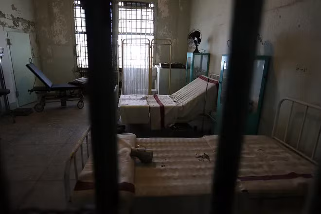 Bên trong một căn phòng trong bệnh viện cũ trên đảo Alcatraz vào ngày 21/3/2013.