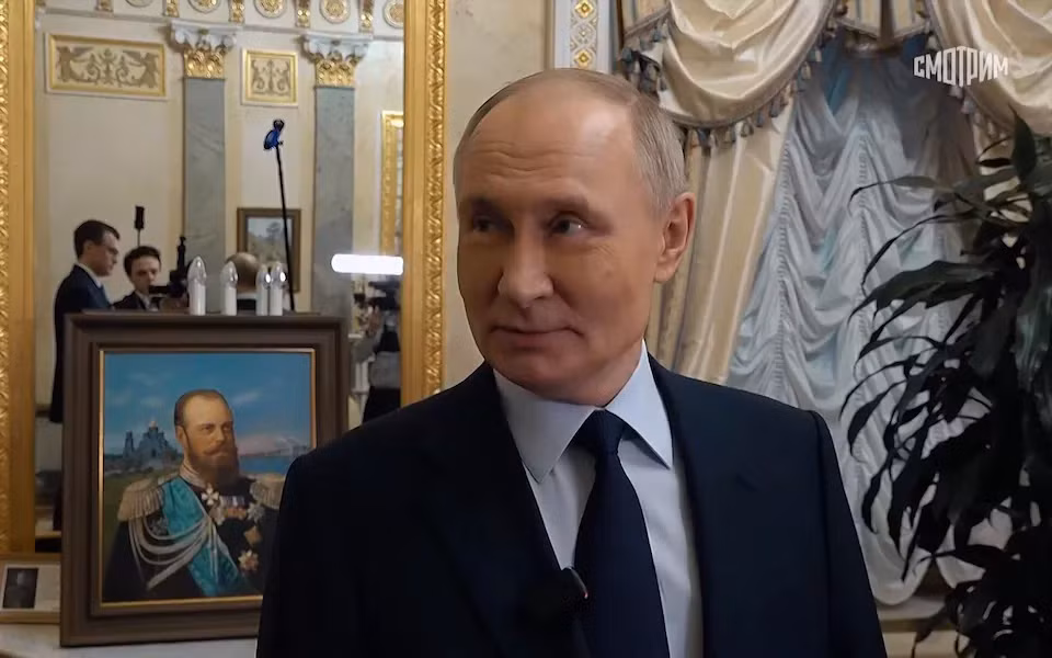 Tong thong Nga Putin he lo noi o ben trong Dien Kremlin