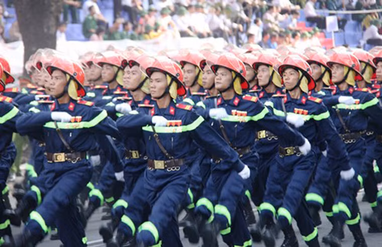 buổi lễ mít tinh, diễu binh, diễu hành kỷ niệm ngày đại thắng 30/4 kết thúc trong tiếng nhạc rộn rã của những bài hát sục sôi ý nghĩa: “Đất nước trọn niềm vui”, “Như có Bác Hồ trong ngày vui đại thắng”.
