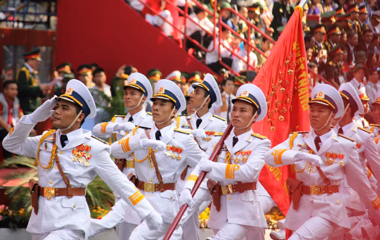 Các đoàn diễu binh, diễu hành đang qua lễ đài...