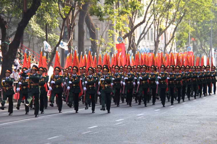 Các đoàn diễu binh, diễu hành đang qua lễ đài.