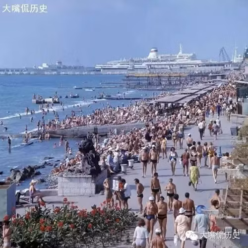  Thời Liên Xô còn tồn tại, nhân dân được khuyến khích đi du lịch. Pháp luật Liên Xô quy định người dân mỗi năm tối thiểu có 2 tuần được nghỉ mà vẫn được hưởng lương. Họ còn được phát một “phiếu du lịch” đến các địa điểm cụ thể. Có phiếu du lịch này người ta đến nơi đó du lịch sẽ được ưu đãi về phương tiện giao thông, nơi ăn chốn ở và thực phẩm. Tuy nhiên nếu là nhân viên chính phủ thì kỳ nghỉ như vậy chỉ được chọn lựa vào mùa hè mà không biết vì sao.