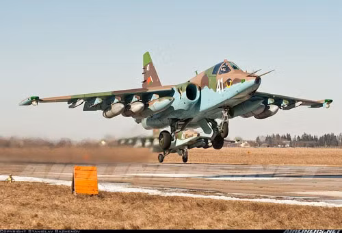 Đặc điểm chủ yếu của cường kích Su-25 là có thể cất cánh dễ dàng từ các sân bay dã chiến ở tiền tuyến, thực hiện nhiệm vụ hỗ trợ trên không cho chiến trường, khả năng cơ động ở tầm thấp tốt, có thể cùng với trực thăng vũ trang Mi-24 hiệp đồng cũng như phối hợp tác chiến với bộ đội mặt đất.