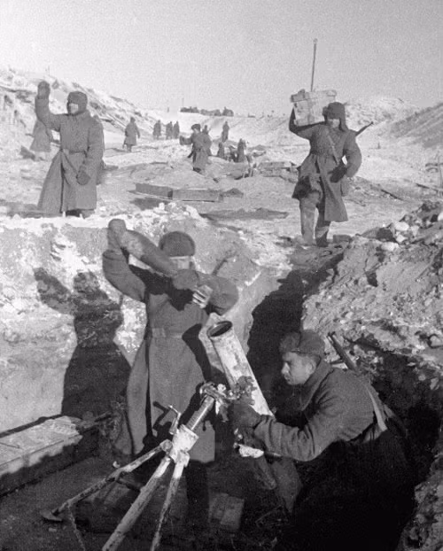 Các tổn thất nặng nề mà quân Đức phải gánh chịu sau cuộc chiến ở Stalingrad đã làm cho nó trở thành cuộc quyết chiến chiến lược quyết định kết quả chiến tranh. Trong ảnh là binh sỹ một trung đoàn cối 120mm từ trận địa Bezdetko bắn vào vị trí quân Đức.