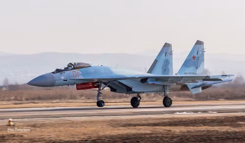 Trước đó Trung Quốc và Nga đã ký hợp đồng cung cấp 24 chiếc Su-35 với giá trị toàn bộ hợp đồng là 2 tỷ USD, tương ứng với giá mỗi chiếc là 83 triệu USD. Tin đồn cũng phân tích rằng: “Giá bỏ thầu của Việt Nam rõ ràng cao hơn Trung Quốc, chiếu theo đặc điểm ai nhiều tiền hơn người đó mua được của người Nga, rõ ràng Việt Nam đã giành được quyền ưu tiên rồi”.