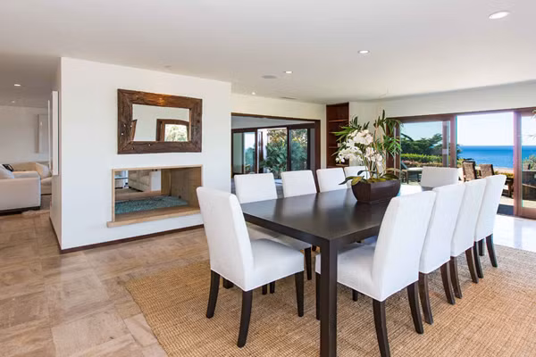 Phòng ăn trong ngôi biệt thự của nữ diễn viên 41 tuổi có view hướng ra biển.